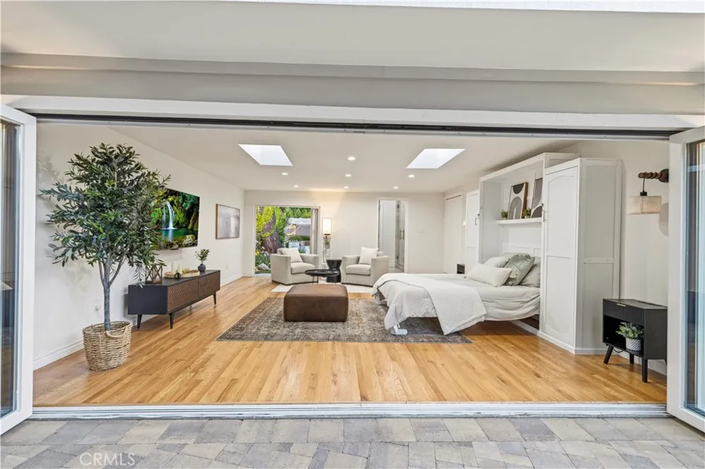 22125 Avenue Morelos Woodland Hills, CA 91364