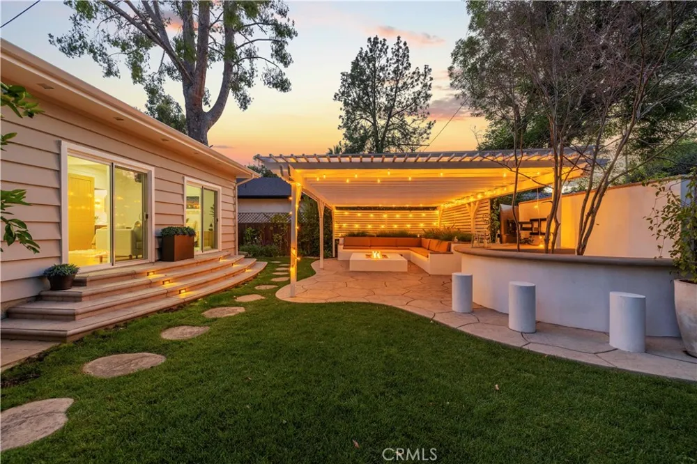 22125 Avenue Morelos Woodland Hills, CA 91364