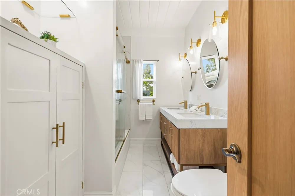 22125 Avenue Morelos Woodland Hills, CA 91364