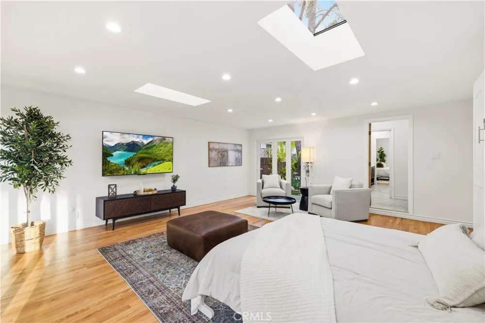 22125 Avenue Morelos Woodland Hills, CA 91364