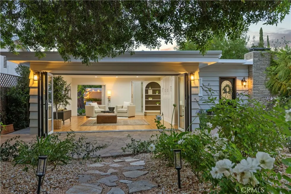 22125 Avenue Morelos Woodland Hills, CA 91364