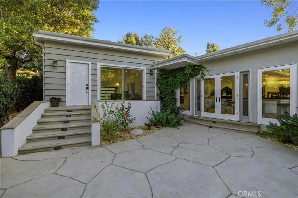 22125 Avenue Morelos Woodland Hills, CA 91364
