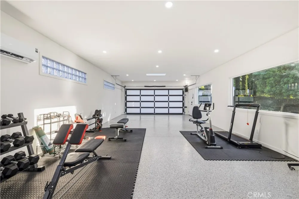 22125 Avenue Morelos Woodland Hills, CA 91364