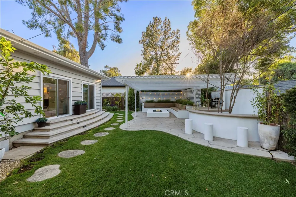 22125 Avenue Morelos Woodland Hills, CA 91364