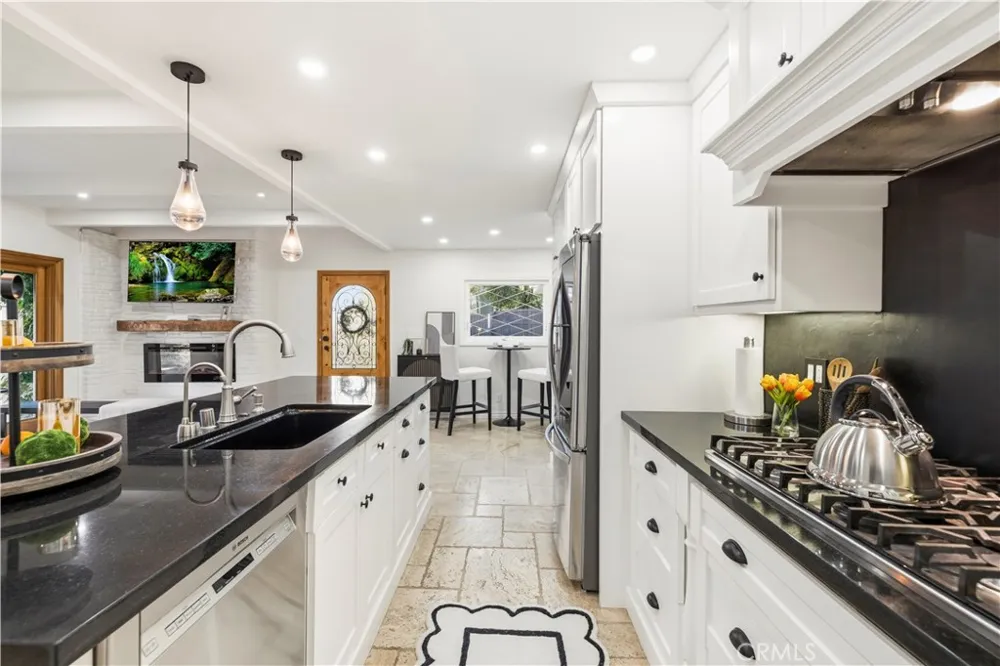 22125 Avenue Morelos Woodland Hills, CA 91364