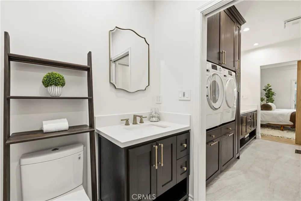 22125 Avenue Morelos Woodland Hills, CA 91364