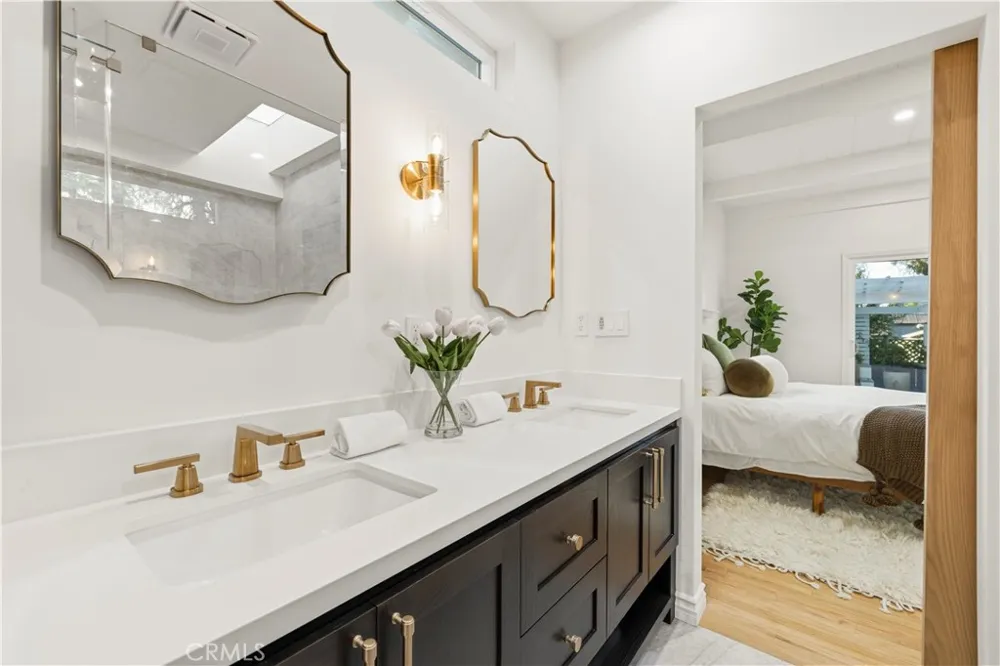 22125 Avenue Morelos Woodland Hills, CA 91364