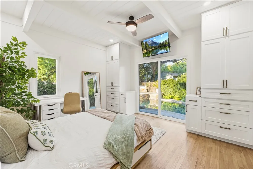 22125 Avenue Morelos Woodland Hills, CA 91364