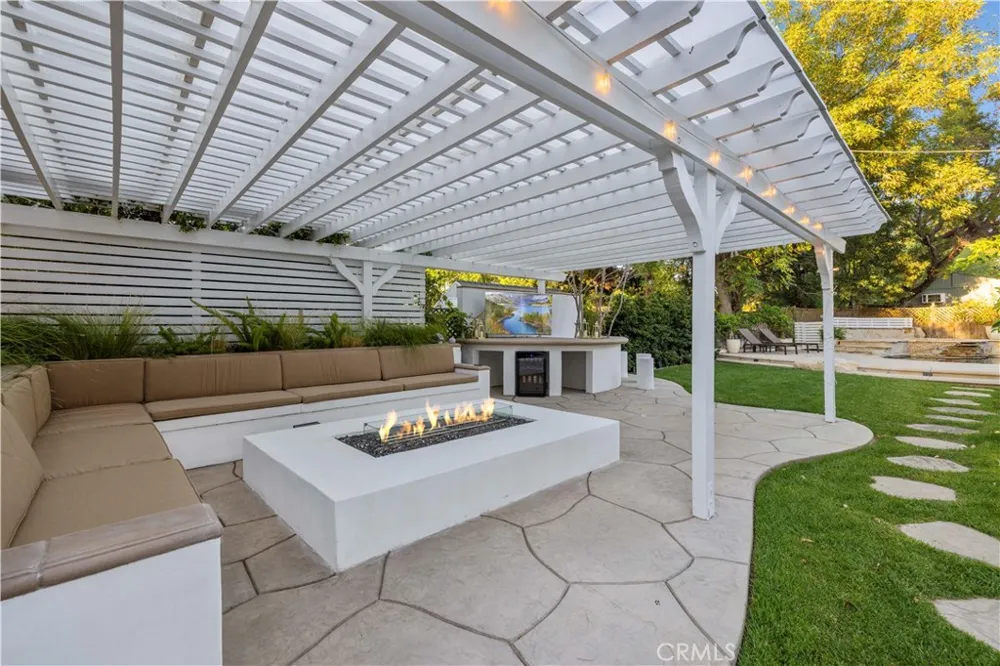 22125 Avenue Morelos Woodland Hills, CA 91364