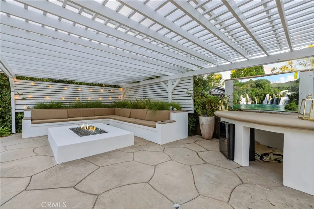 22125 Avenue Morelos Woodland Hills, CA 91364