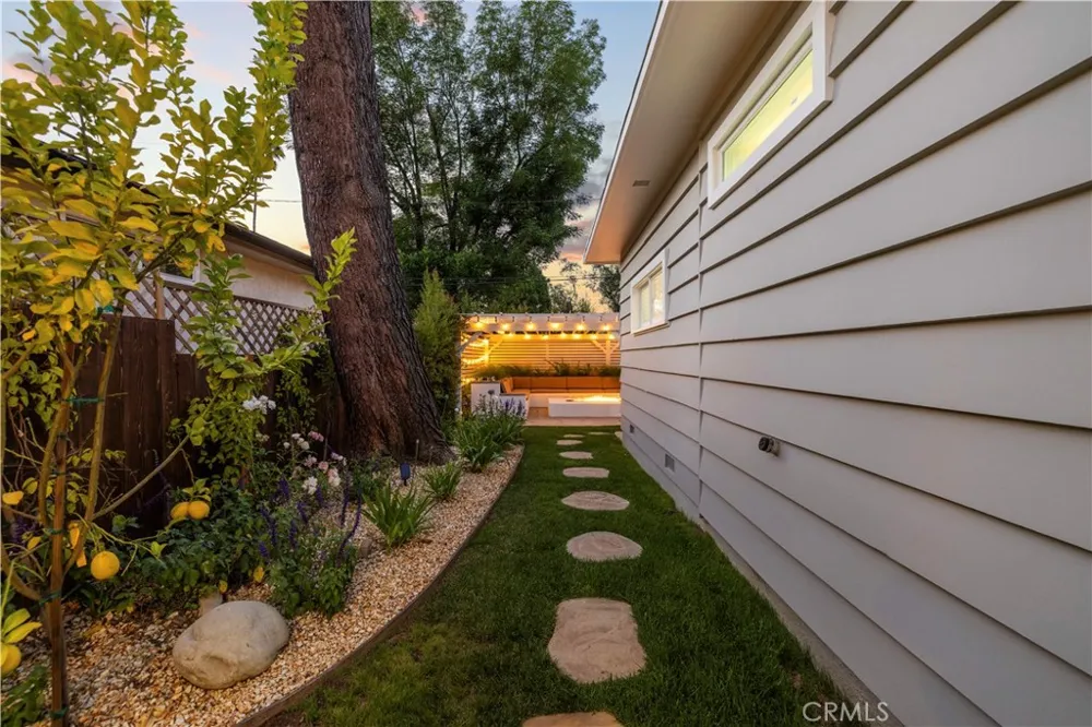 22125 Avenue Morelos Woodland Hills, CA 91364