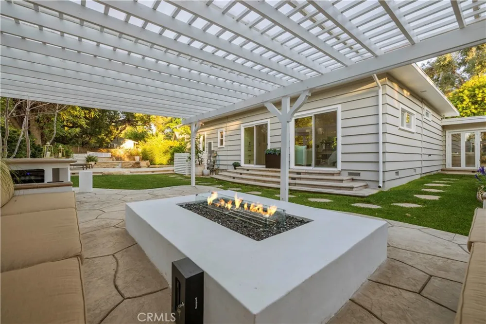 22125 Avenue Morelos Woodland Hills, CA 91364