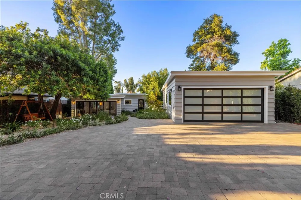22125 Avenue Morelos Woodland Hills, CA 91364