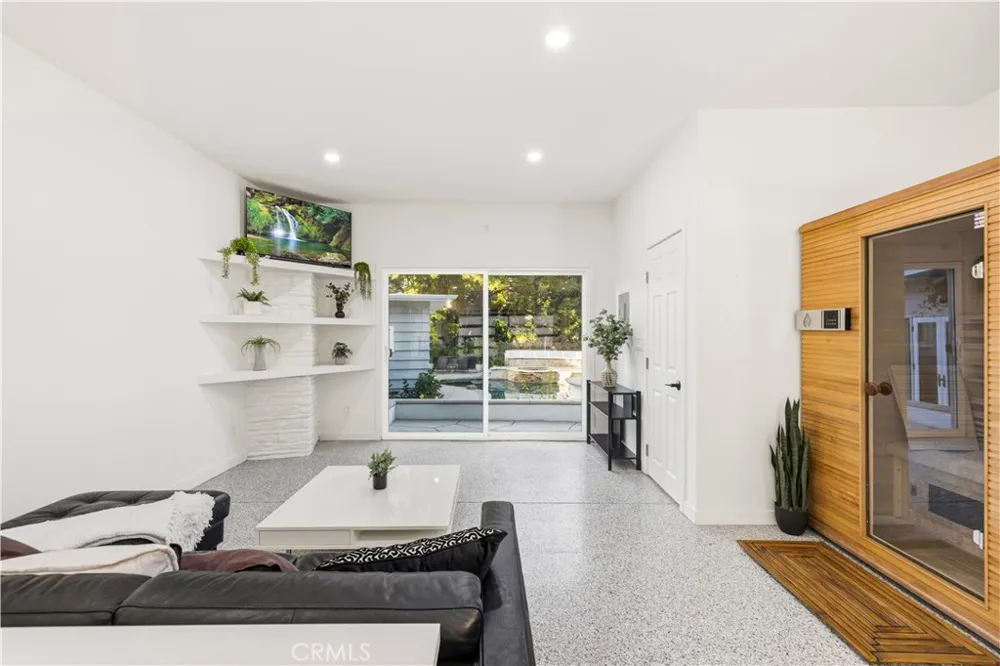 22125 Avenue Morelos Woodland Hills, CA 91364