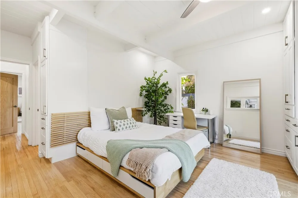 22125 Avenue Morelos Woodland Hills, CA 91364
