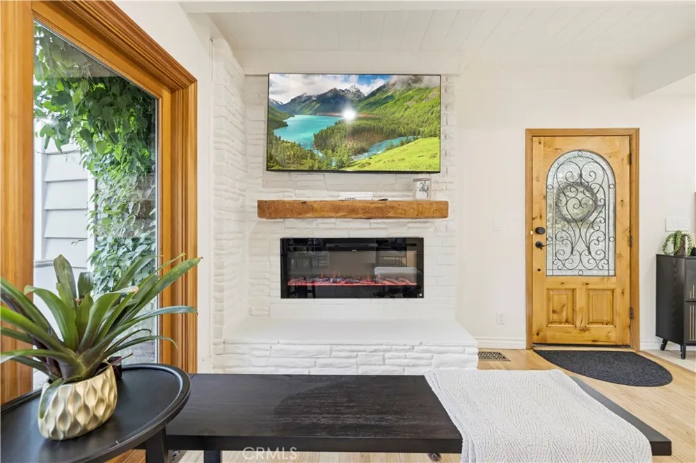 22125 Avenue Morelos Woodland Hills, CA 91364