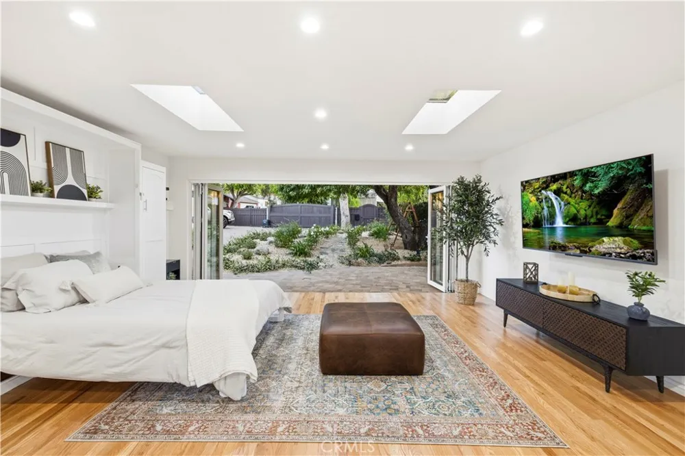 22125 Avenue Morelos Woodland Hills, CA 91364