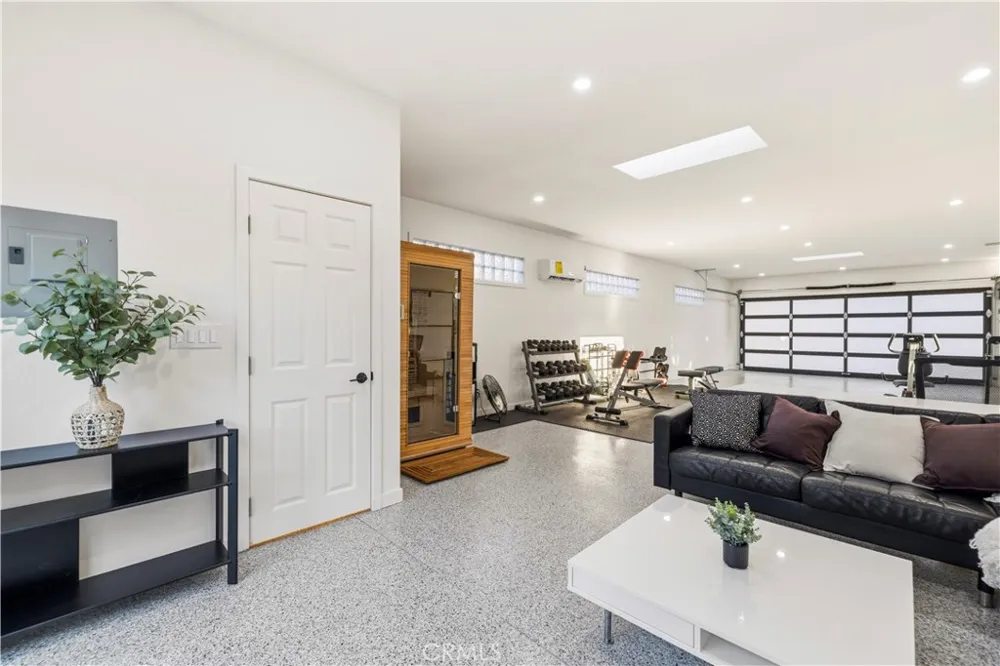 22125 Avenue Morelos Woodland Hills, CA 91364