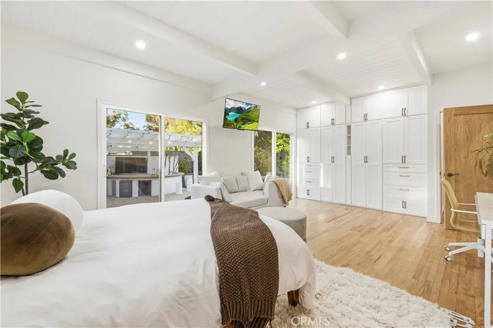 22125 Avenue Morelos Woodland Hills, CA 91364