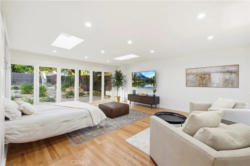 22125 Avenue Morelos Woodland Hills, CA 91364