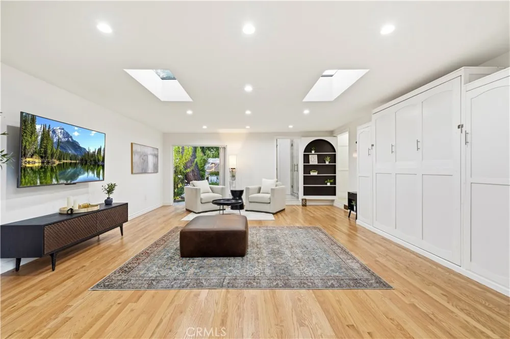 22125 Avenue Morelos Woodland Hills, CA 91364