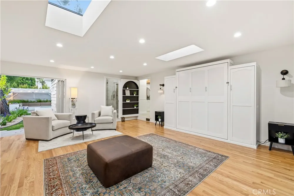 22125 Avenue Morelos Woodland Hills, CA 91364
