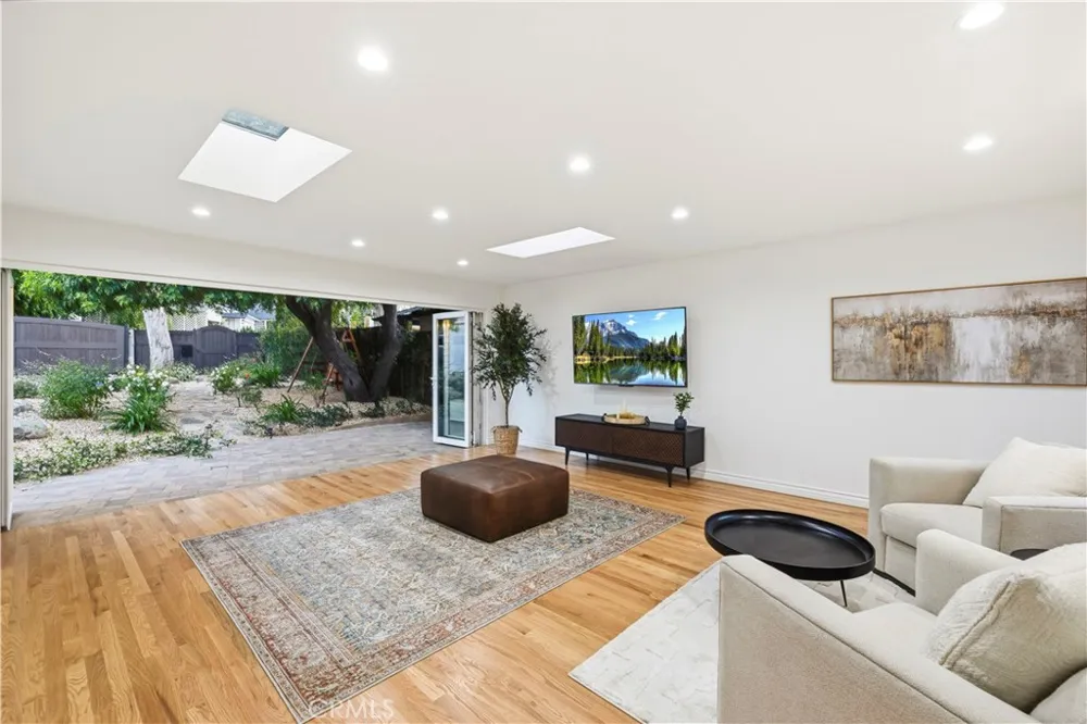 22125 Avenue Morelos Woodland Hills, CA 91364