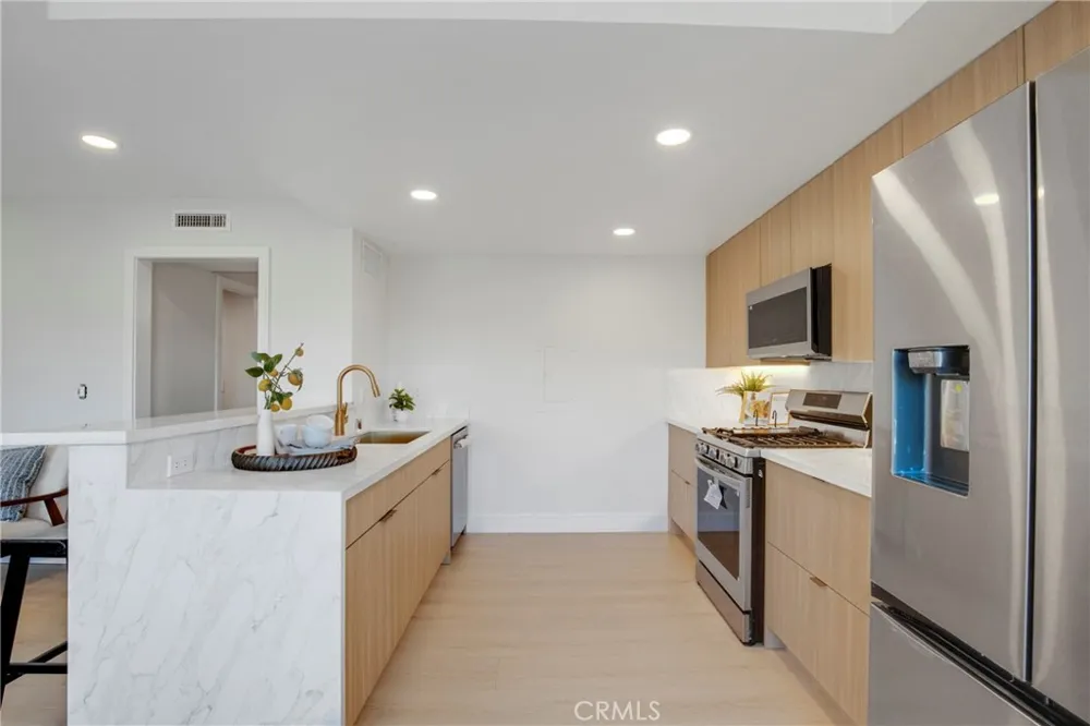 17150 Burbank #23 Encino, CA 91316
