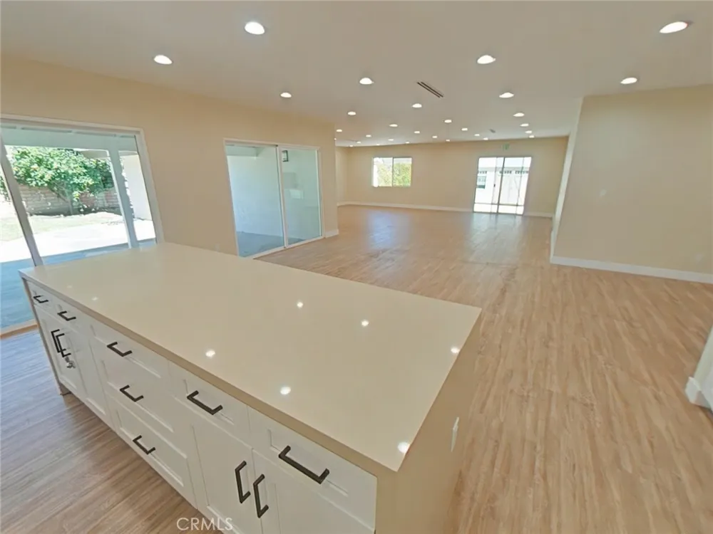 17633 Nordhoff Northridge, CA 91325