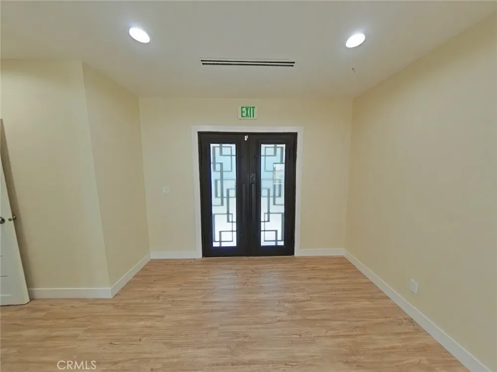 17633 Nordhoff Northridge, CA 91325