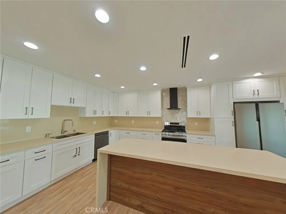 17633 Nordhoff Northridge, CA 91325