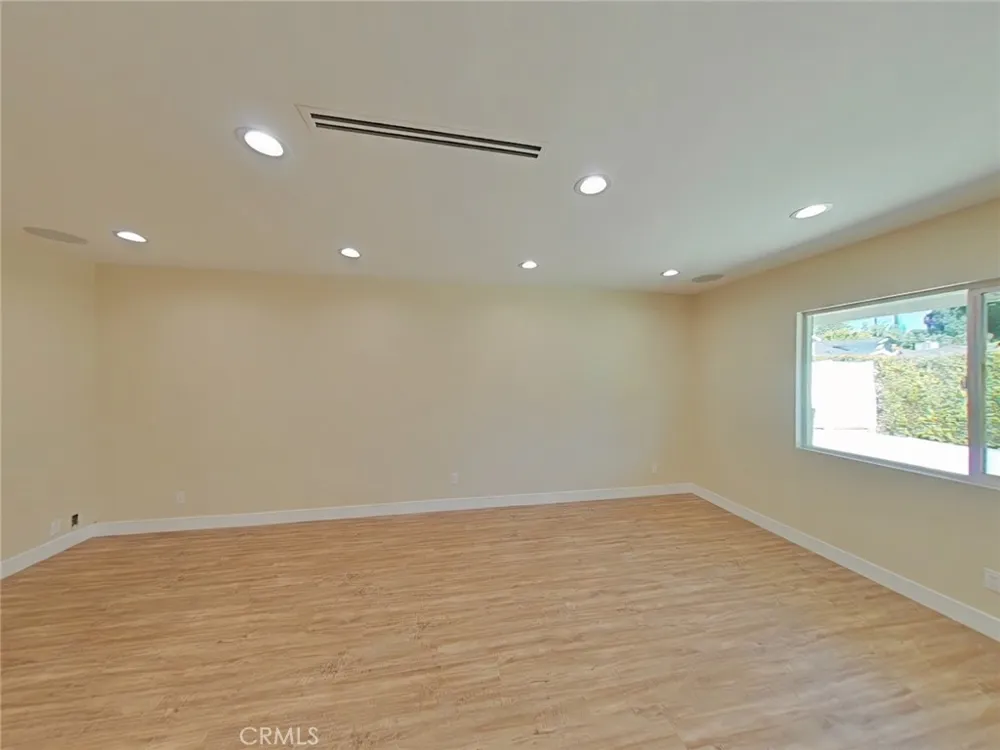 17633 Nordhoff Northridge, CA 91325