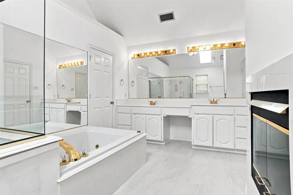 1605 Green Tree Drive Hurst, TX 76054