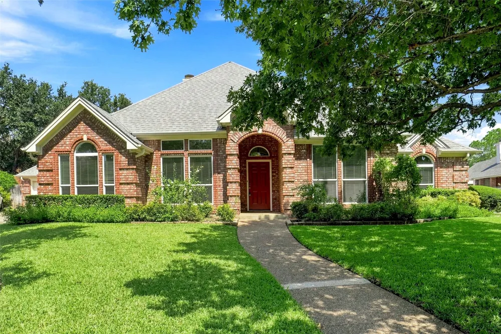 1605 Green Tree Drive Hurst, TX 76054