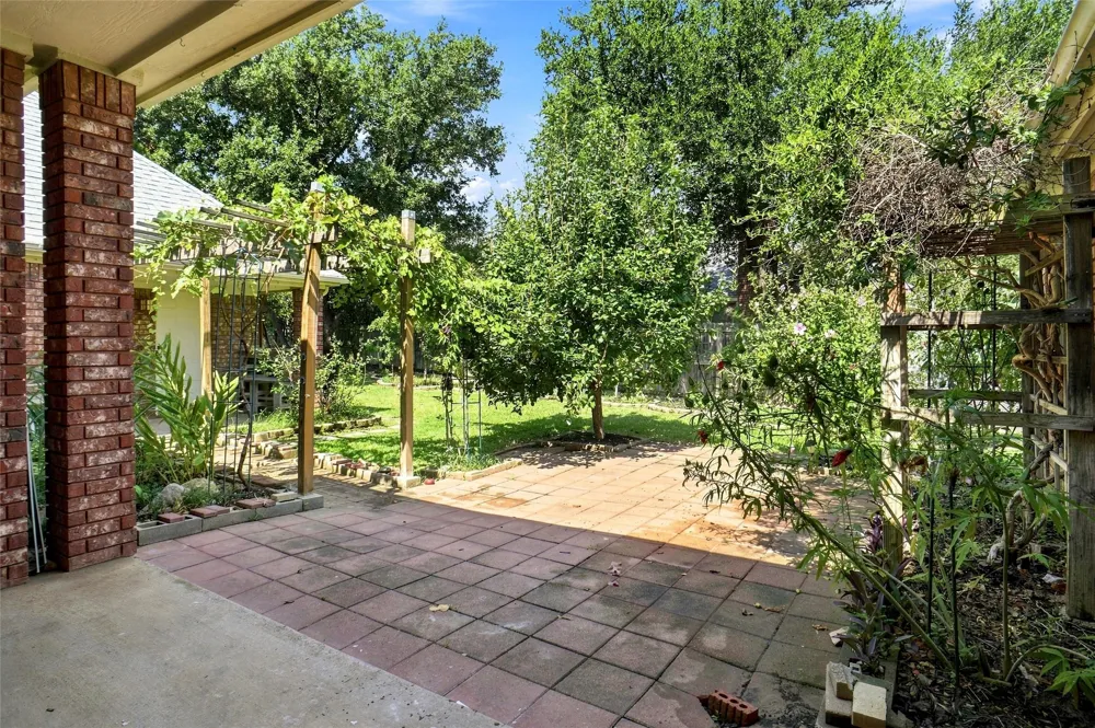 1605 Green Tree Drive Hurst, TX 76054