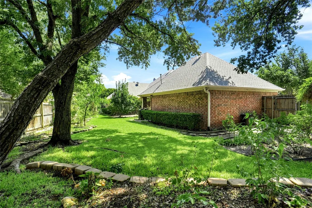 1605 Green Tree Drive Hurst, TX 76054