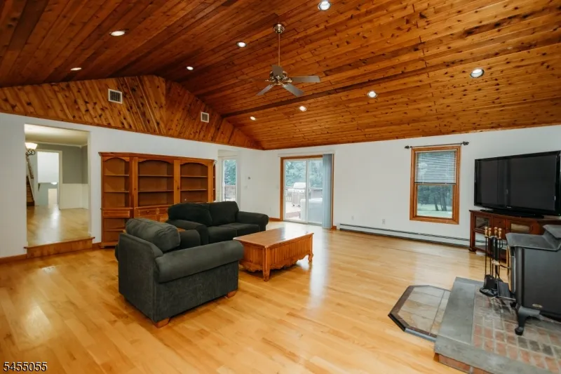 7 Twin Pond Rd Montague, NJ 07827