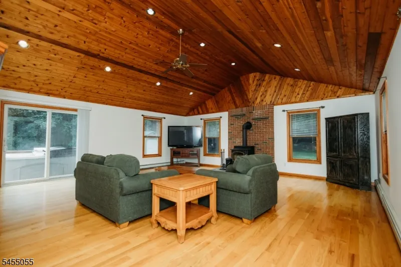 7 Twin Pond Rd Montague, NJ 07827