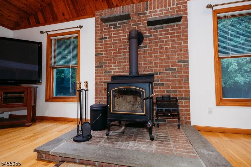 7 Twin Pond Rd Montague, NJ 07827