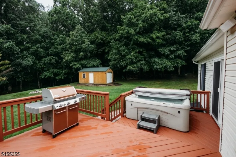 7 Twin Pond Rd Montague, NJ 07827