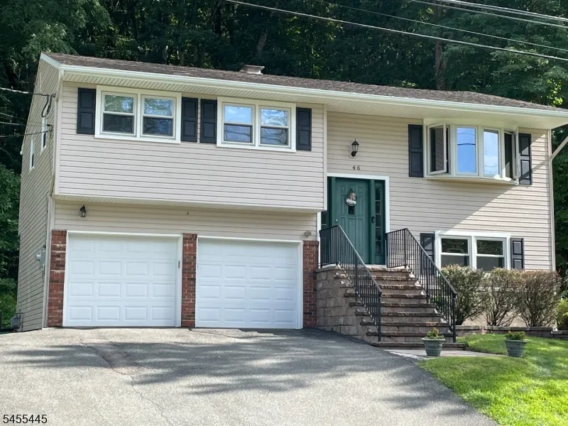 46 Deer Path Dr Mount Olive, NJ 07836