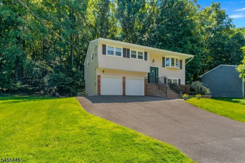 46 Deer Path Dr Mount Olive, NJ 07836