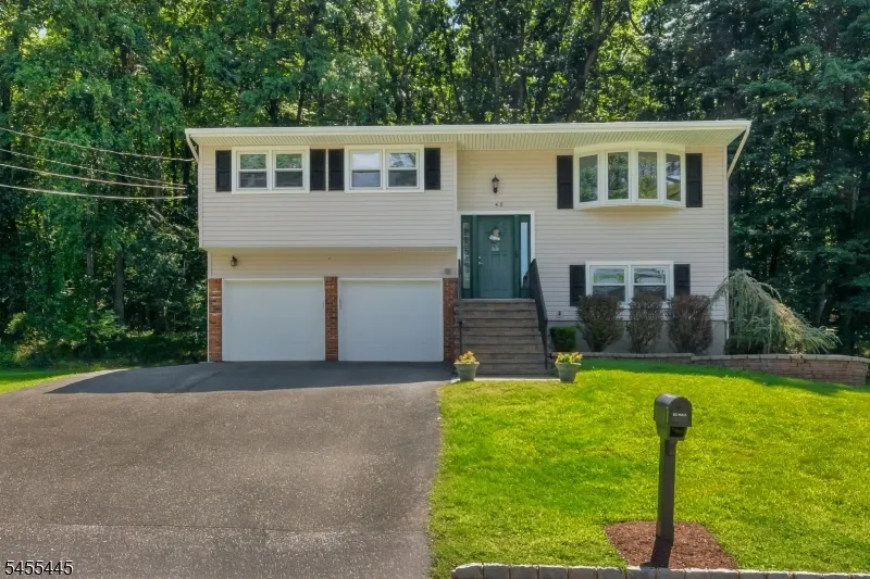 46 Deer Path Dr Mount Olive, NJ 07836