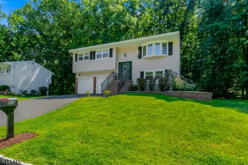 46 Deer Path Dr Mount Olive, NJ 07836