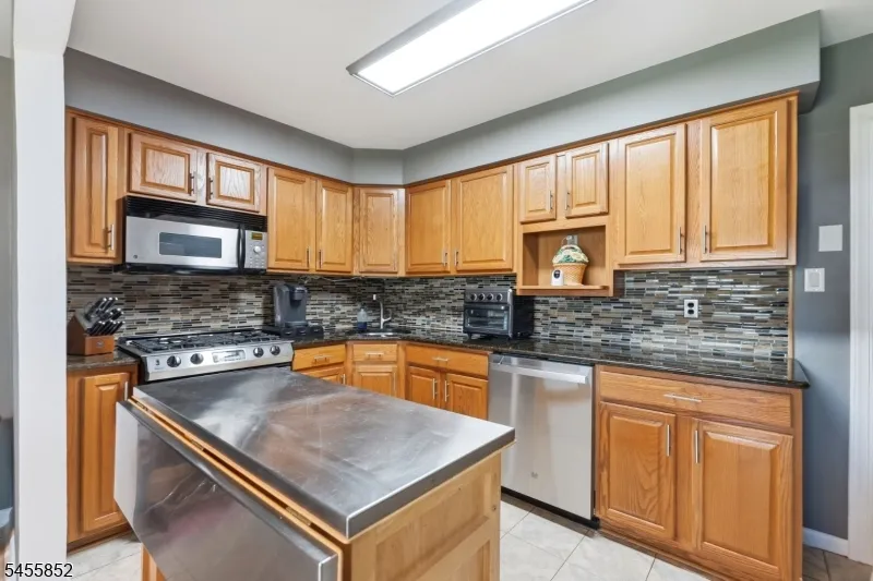 24 Sunset Dr Clark, NJ 07066