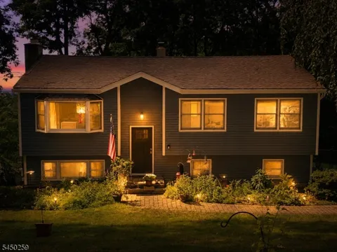 11 Hillsdale Dr