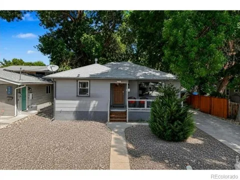 853 E 7th Street