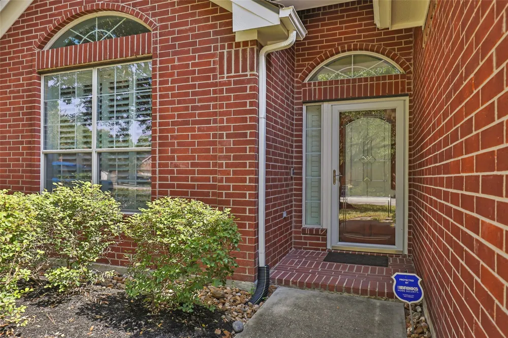 26924 Manor Falls Drive Kingwood, TX 77339