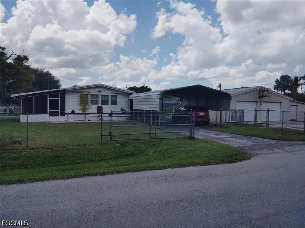 Pinecrest Avenue NW Moore Haven, FL 33471