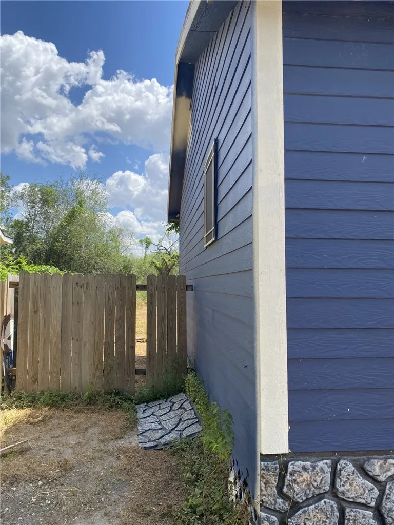 909 Range Street Alice, TX 78332